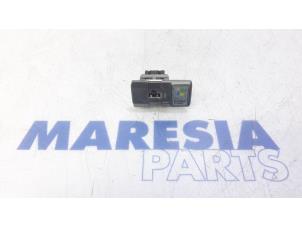 Gebruikte AUX/USB aansluiting Fiat 500 (312) 1.4 16V Prijs € 25,00 Margeregeling aangeboden door Maresia Parts