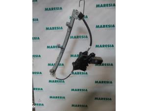 Gebruikte Ruitmechaniek 4Deurs links-voor Alfa Romeo 156 (932) 1.9 JTD Prijs € 25,00 Margeregeling aangeboden door Maresia Parts