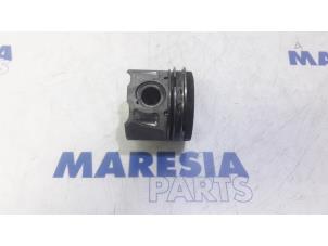 Gebruikte Zuiger Peugeot 508 (8D) 2.0 Hybrid4 16V Prijs € 50,00 Margeregeling aangeboden door Maresia Parts