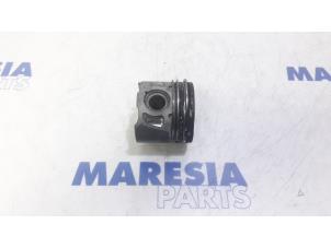 Gebruikte Zuiger Peugeot 508 (8D) 2.0 Hybrid4 16V Prijs € 50,00 Margeregeling aangeboden door Maresia Parts