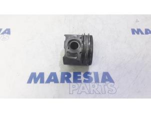 Gebruikte Zuiger Peugeot 508 (8D) 2.0 Hybrid4 16V Prijs € 50,00 Margeregeling aangeboden door Maresia Parts