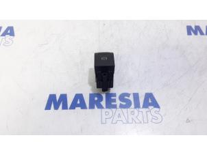 Gebruikte Handrem schakelaar Renault Scénic III (JZ) 1.5 dCi 110 Prijs € 14,99 Margeregeling aangeboden door Maresia Parts