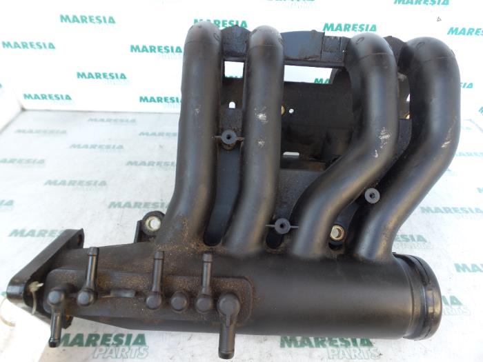 Gebruikte Inlaatspruitstuk Renault Twingo (C06) 1.2 Prijs € 30,00 Margeregeling aangeboden door Maresia Parts