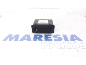 Gebruikte AUX/USB aansluiting Renault Megane IV Estate (RFBK) 1.5 Energy dCi 110 Prijs € 35,00 Margeregeling aangeboden door Maresia Parts
