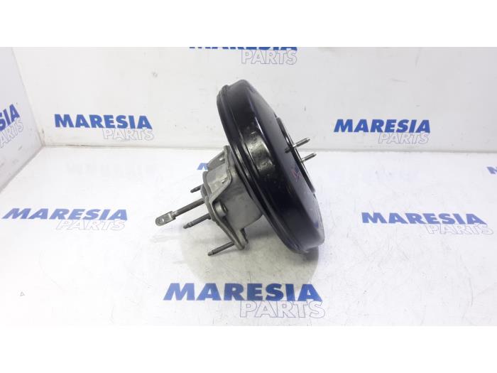 Gebruikte Rembekrachtiger Renault Megane IV Estate (RFBK) 1.2 Energy TCE 130 Prijs € 75,00 Margeregeling aangeboden door Maresia Parts