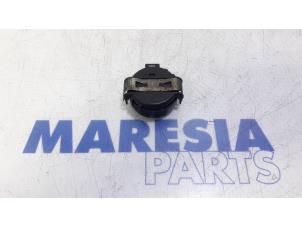 Gebruikte Sensor regen Renault Megane IV Estate (RFBK) 1.2 Energy TCE 130 Prijs € 15,00 Margeregeling aangeboden door Maresia Parts