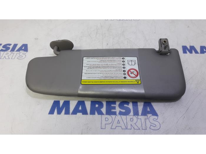 Zonneklep van een Alfa Romeo Giulietta (940) 1.4 TB 16V 2010