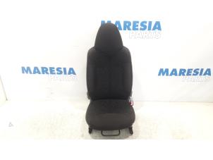 Gebruikte Voorstoel rechts Peugeot 107 1.0 12V Prijs € 65,00 Margeregeling aangeboden door Maresia Parts