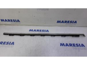 Gebruikte Deurlijst Peugeot 2008 (CU) 1.2 12V e-THP PureTech 110 Prijs € 50,00 Margeregeling aangeboden door Maresia Parts