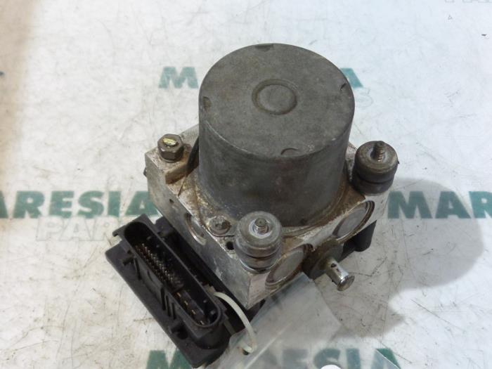 Gebruikte ABS Pomp Fiat Stilo MW (192C) 1.9 JTD 115 Prijs € 75,00 Margeregeling aangeboden door Maresia Parts