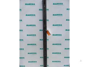 Gebruikte Stoel Rails links Renault Espace (JK) 2.2 dCi 150 16V Grand Espace Prijs € 40,00 Margeregeling aangeboden door Maresia Parts