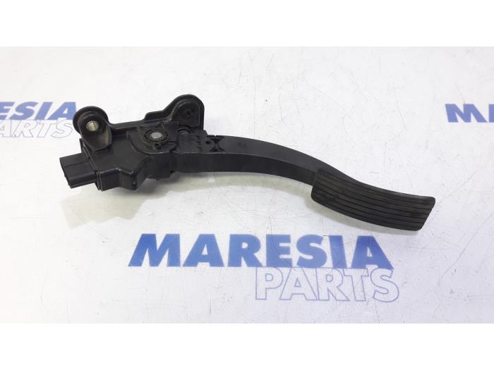 Gaspedaalpositie Sensor van een Citroën C-Crosser 2.2 HDiF 16V 2009