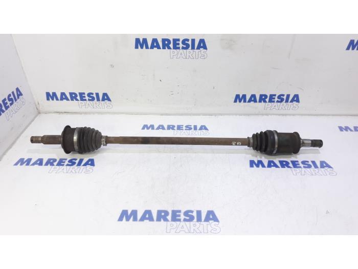 Aandrijfas rechts-achter van een Citroën C-Crosser 2.2 HDiF 16V 2009