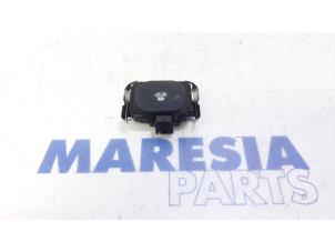 Gebruikte Sensor regen Peugeot 5008 I (0A/0E) 1.6 HDiF 16V Prijs € 35,00 Margeregeling aangeboden door Maresia Parts