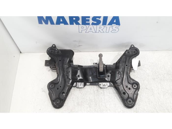 Subframe van een Citroën C4 Cactus (0B/0P) 1.6 Blue Hdi 100 2016