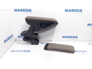 Gebruikte Middenconsoles Citroen C4 Cactus (0B/0P) 1.6 Blue Hdi 100 Prijs € 105,00 Margeregeling aangeboden door Maresia Parts