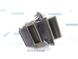 Gebruikte Kachelhuis Renault Trafic New (FL) 2.0 dCi 16V 115 Prijs € 254,10 Inclusief btw aangeboden door Maresia Parts