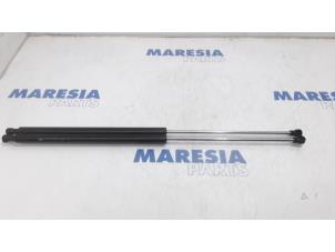 Gebruikte Set Gasdempers Achterklep Peugeot 207 CC (WB) 1.6 16V Prijs € 30,00 Margeregeling aangeboden door Maresia Parts