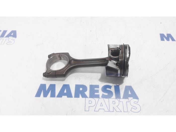 Gebruikte Zuiger Citroen DS4 (NX) 1.6 16V THP Racing Prijs € 50,00 Margeregeling aangeboden door Maresia Parts