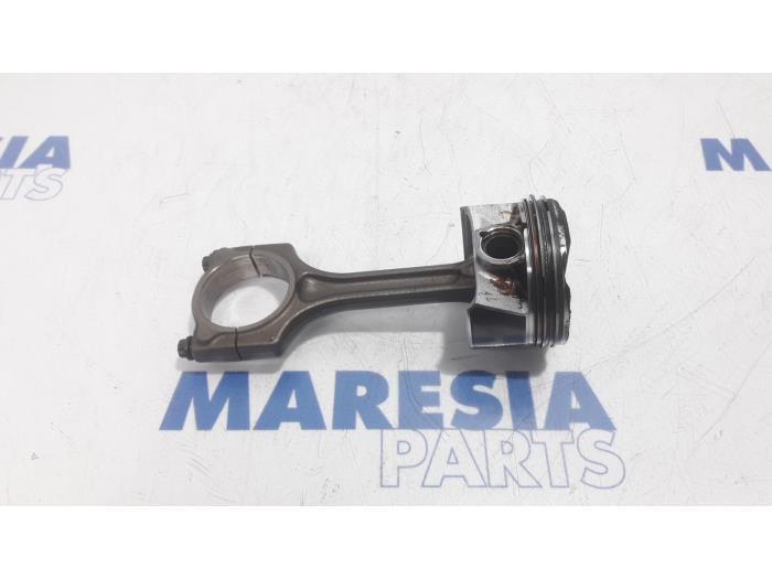 Gebruikte Zuiger Citroen DS4 (NX) 1.6 16V THP Racing Prijs € 50,00 Margeregeling aangeboden door Maresia Parts