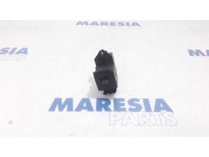 Gebruikte Handrem schakelaar Renault Grand Scénic III (JZ) 1.5 dCi 110 Prijs € 14,99 Margeregeling aangeboden door Maresia Parts