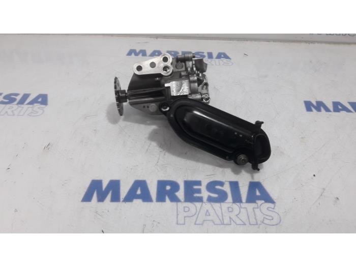 Gebruikte Oliepomp Renault Trafic New (FL) 2.0 dCi 16V 115 Prijs € 90,75 Inclusief btw aangeboden door Maresia Parts