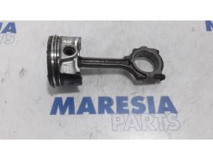 Gebruikte Zuiger Renault Koleos I 2.5 16V Prijs € 75,00 Margeregeling aangeboden door Maresia Parts