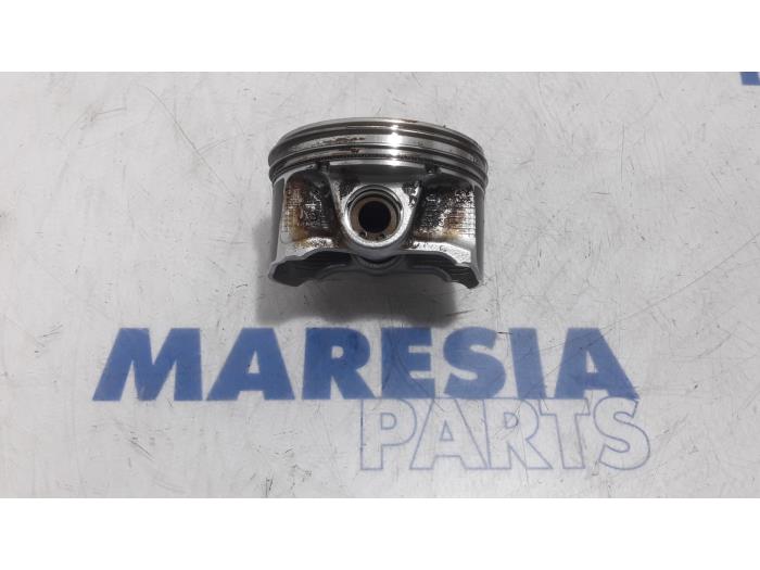 Zuiger van een Renault Koleos I 2.5 16V 2008