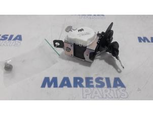 Gebruikte Veiligheidsgordel midden-achter Peugeot 5008 I (0A/0E) 1.6 VTI 16V Prijs € 25,00 Margeregeling aangeboden door Maresia Parts