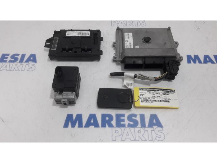 Gebruikte Computer Motormanagement Renault Clio IV (5R) 0.9 Energy TCE 90 12V Prijs € 288,75 Margeregeling aangeboden door Maresia Parts