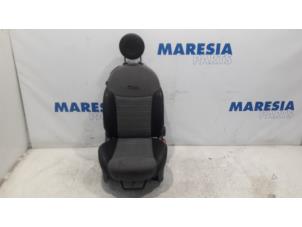 Gebruikte Voorstoel rechts Fiat 500 (312) 1.2 69 Prijs € 210,00 Margeregeling aangeboden door Maresia Parts