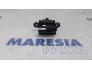 Gebruikte Schakelaar handrem Citroen C4 Picasso (3D/3E) 1.6 e-HDi 115 Prijs € 35,00 Margeregeling aangeboden door Maresia Parts