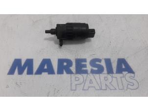 Gebruikte Ruitensproeierpomp voor Fiat 500 (312) 1.2 Prijs € 15,00 Margeregeling aangeboden door Maresia Parts