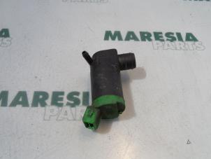 Gebruikte Ruitensproeierpomp voor Peugeot 406 (8B) 1.8 16V Prijs € 15,00 Margeregeling aangeboden door Maresia Parts