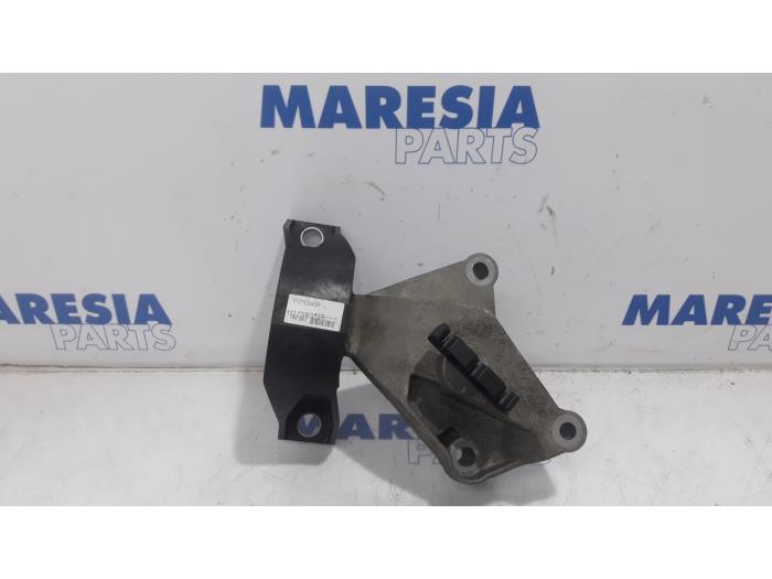 Gebruikte Motorsteun Renault Clio IV Estate/Grandtour (7R) 0.9 Energy TCE 12V Prijs € 30,00 Margeregeling aangeboden door Maresia Parts