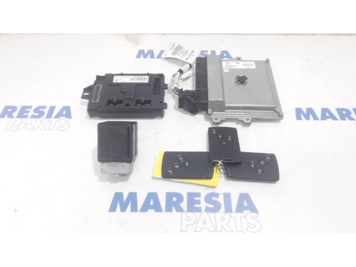 Gebruikte Computer Motormanagement Renault Clio IV Estate/Grandtour (7R) 0.9 Energy TCE 12V Prijs € 367,50 Margeregeling aangeboden door Maresia Parts