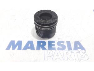 Gebruikte Zuiger Fiat Punto III (199) 1.3 JTD Multijet 80 16V Prijs € 25,00 Margeregeling aangeboden door Maresia Parts