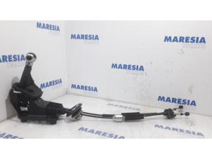 Gebruikte Versnellingspook Citroen DS3 (SA) 1.6 Blue Hdi 100 Prijs € 50,00 Margeregeling aangeboden door Maresia Parts