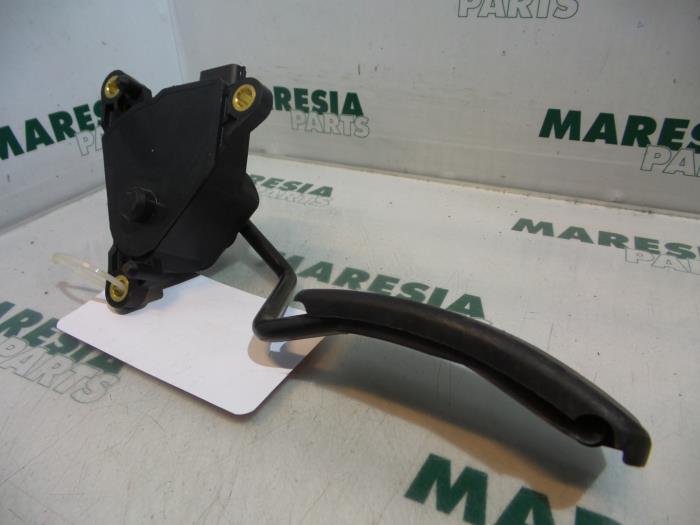 Gebruikte Sensor Gaspedaalpositie Renault Scénic II (JM) 2.0 16V Prijs € 35,00 Margeregeling aangeboden door Maresia Parts