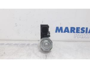 Gebruikte Schuifdak Motor Peugeot 3008 I (0U/HU) 1.6 16V THP 155 Prijs € 89,99 Margeregeling aangeboden door Maresia Parts