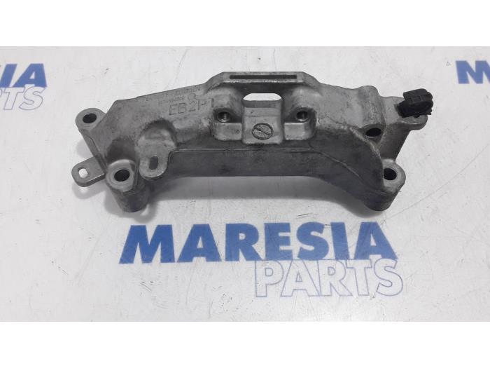 Gebruikte Motorrubber Peugeot 2008 (CU) 1.2 12V e-THP PureTech 110 Prijs € 50,00 Margeregeling aangeboden door Maresia Parts