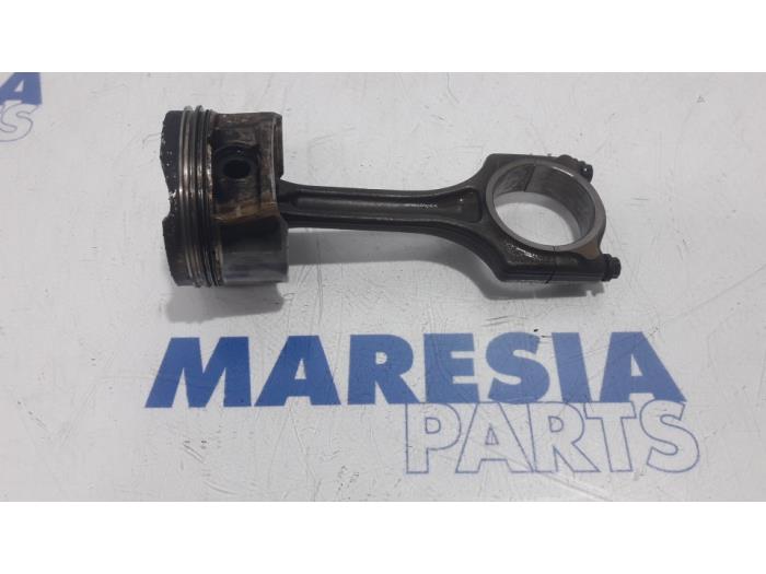 Gebruikte Zuiger Peugeot 5008 I (0A/0E) 1.6 VTI 16V Prijs € 50,00 Margeregeling aangeboden door Maresia Parts