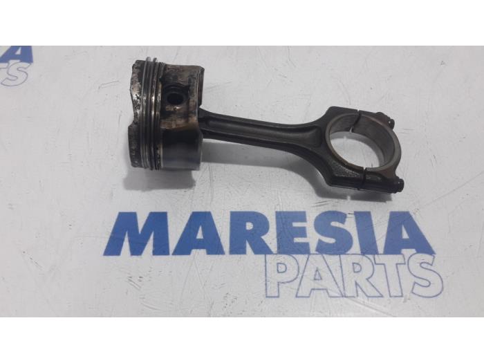 Gebruikte Zuiger Peugeot 5008 I (0A/0E) 1.6 VTI 16V Prijs € 50,00 Margeregeling aangeboden door Maresia Parts