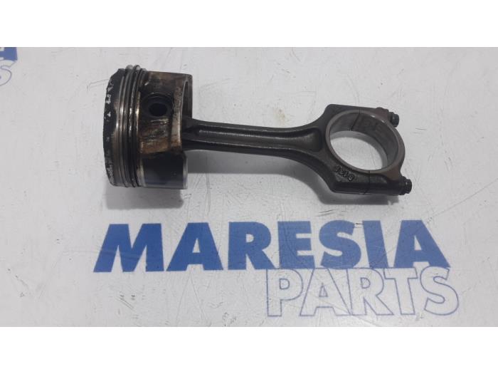 Gebruikte Zuiger Peugeot 5008 I (0A/0E) 1.6 VTI 16V Prijs € 50,00 Margeregeling aangeboden door Maresia Parts