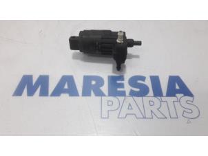 Gebruikte Ruitensproeierpomp voor Fiat 500 (312) 1.2 Prijs € 15,00 Margeregeling aangeboden door Maresia Parts