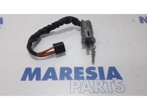 Gebruikte Kontaktslot + Sleutel Dacia Duster (HS) 1.6 16V Prijs € 60,00 Margeregeling aangeboden door Maresia Parts