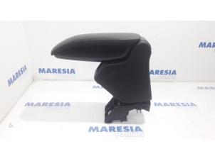 Gebruikte Armleuning Citroen DS3 (SA) 1.2 12V PureTech 82 Prijs € 50,00 Margeregeling aangeboden door Maresia Parts