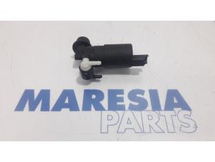 Gebruikte Ruitensproeierpomp voor Citroen C3 Picasso (SH) 1.4 16V VTI 95 Prijs € 10,00 Margeregeling aangeboden door Maresia Parts