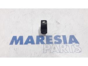 Gebruikte Combischakelaar ramen Citroen Berlingo 1.6 Hdi 90 Phase 2 Prijs € 24,20 Inclusief btw aangeboden door Maresia Parts