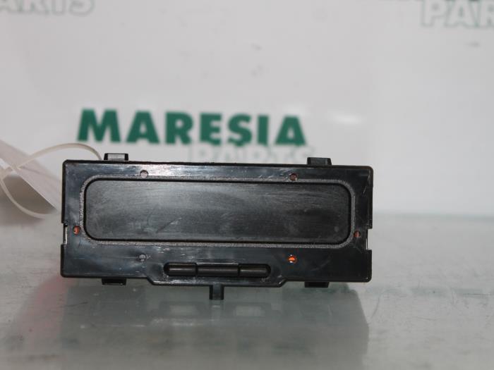 Gebruikte Display Interieur Renault Clio II (BB/CB) 1.6 16V Prijs € 15,00 Margeregeling aangeboden door Maresia Parts